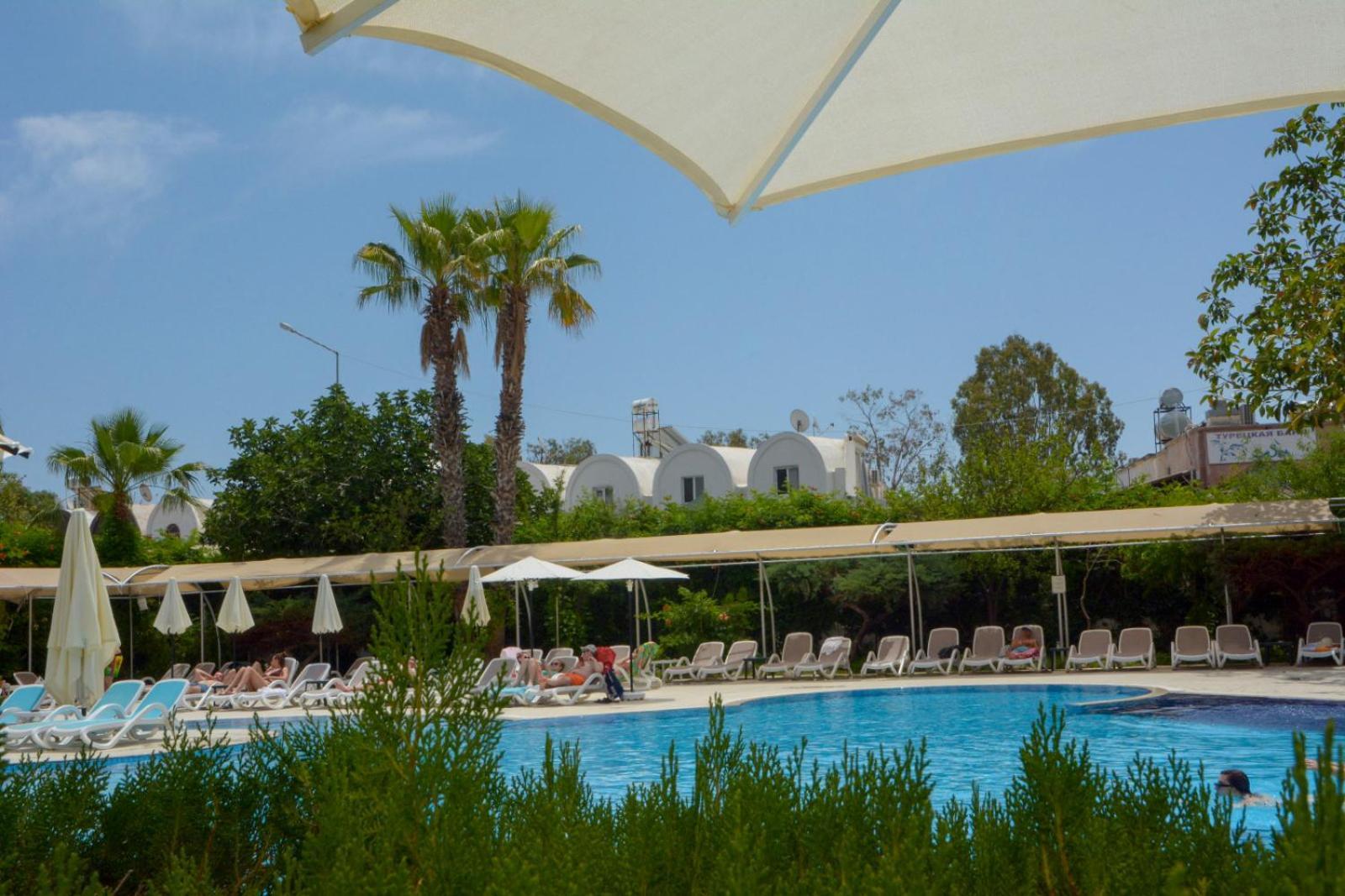 Miramor Hotel & Spa Antalya Exterior foto A pool at a resort in Turkey