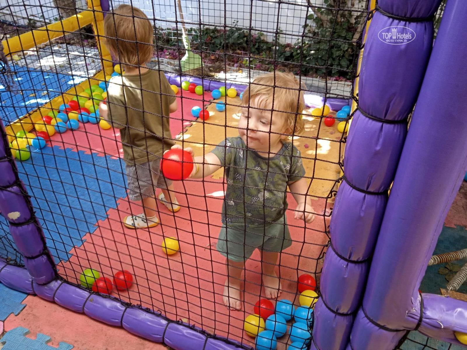 Miramor Hotel & Spa Antalya Exterior foto Toddlers playing in a ball pit